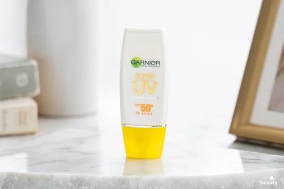 ฝาสีเหลือง ขวดแบนสีขาว จุดเด่นของ การ์นิเย่ ไลท์คอมพลีท