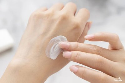 กันแดดเนื้อครีมสีขาว บางเบา เกลี่ยง่าย