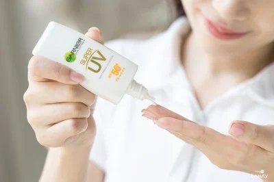 ขั้นตอนที่ 2 - บีบเนื้อครีมลงที่นิ้วตามต้องการ