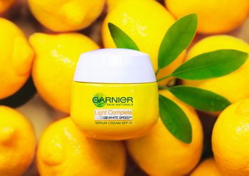 การ์นิเย่ไลท์คอมพลีทเดย์ครีม SPF 30 กับพื้นหลังยูซุ