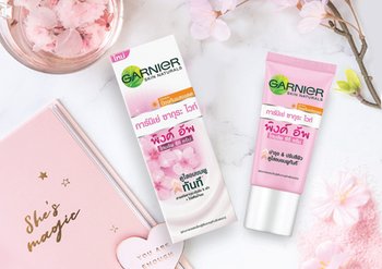 ผลิตภัณฑ์ของการ์นิเย่ ซากุระ ไวท์ โทนอัพ ซีซีครีม แบบหลอดและกล่อง พื้นหลังดอกซากุระ