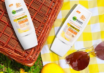 รูปรวมผลิตภัณฑ์การ์นิเย่ ไลท์คอมพลีท สำหรับกันแดดผิวหน้า ซุปเปอร์ยูวี ซูมใกล้