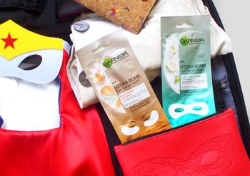 รูปรวมผลิตภัณฑ์การ์นิเย่ อาย มาส์ก เพื่อการบำรุงเข้มข้นรอบดวงตา สีเหลือง สีฟ้า ซูมใกล้